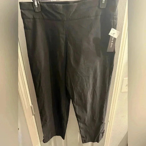 Alex & Olivia pull on stretchy capris with cross cross design at bottom Size 16 - Picture 1 of 7